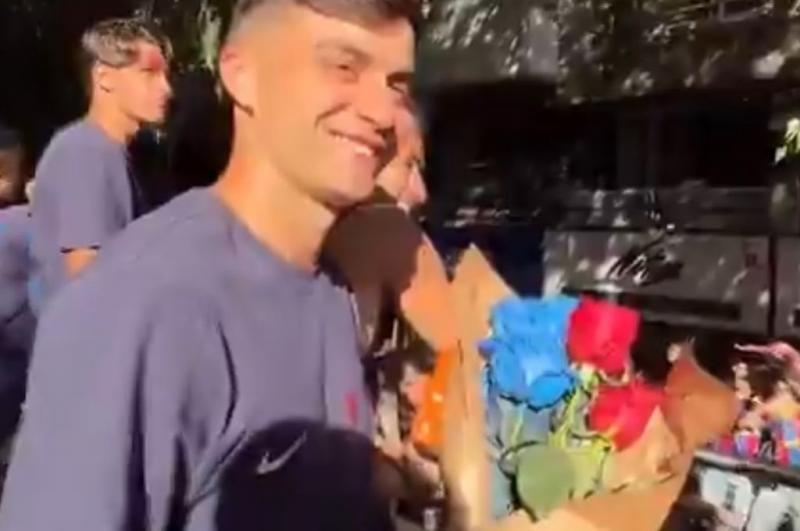 Burla a Vinicius y Real Madrid: Así fue la celebración de Barcelona junto a su afición