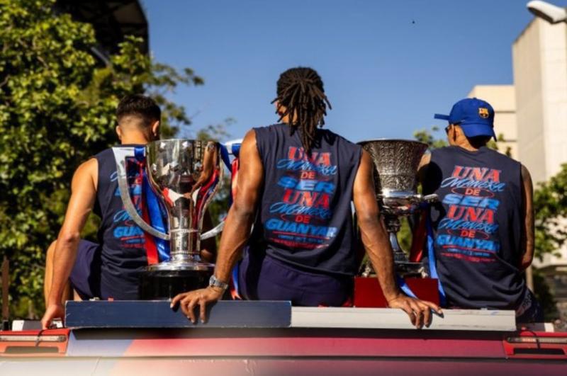 Burla a Vinicius y Real Madrid: Así fue la celebración de Barcelona junto a su afición