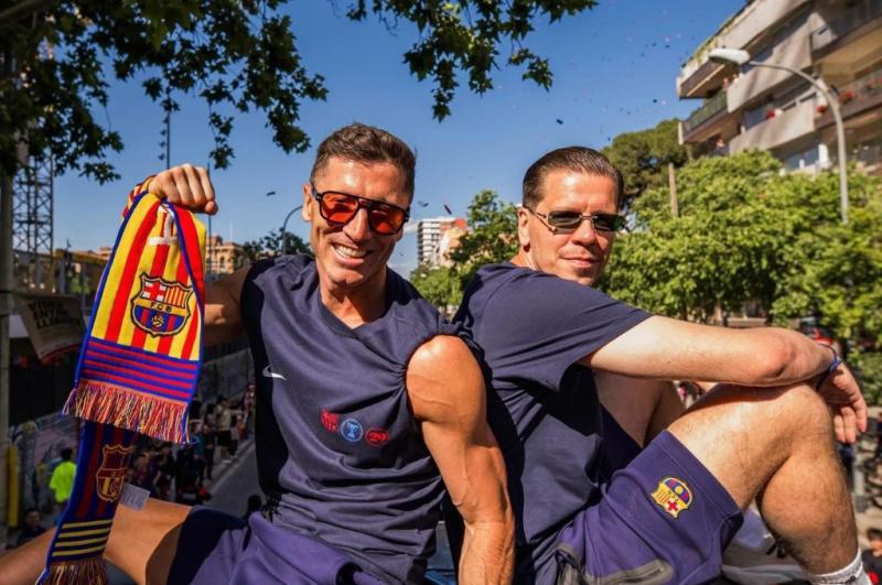 Burla a Vinicius y Real Madrid: Así fue la celebración de Barcelona junto a su afición