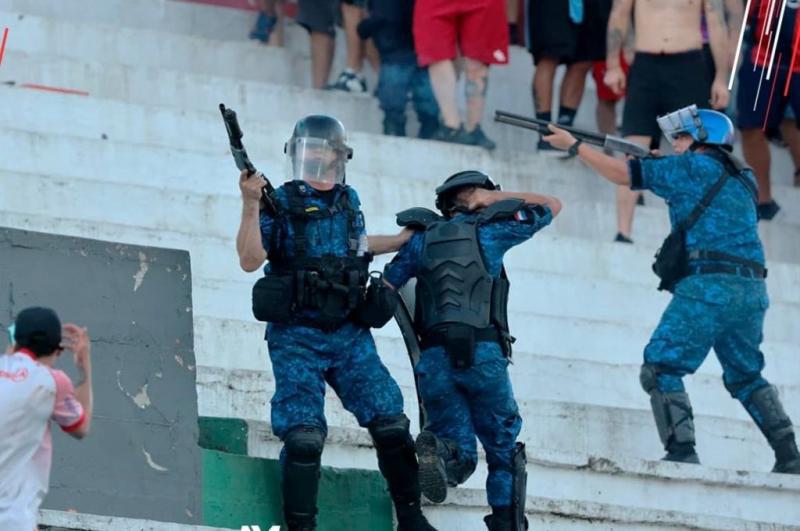 En fotos: Pelea de barras deja a varios aficionados heridos y esto informa la policía