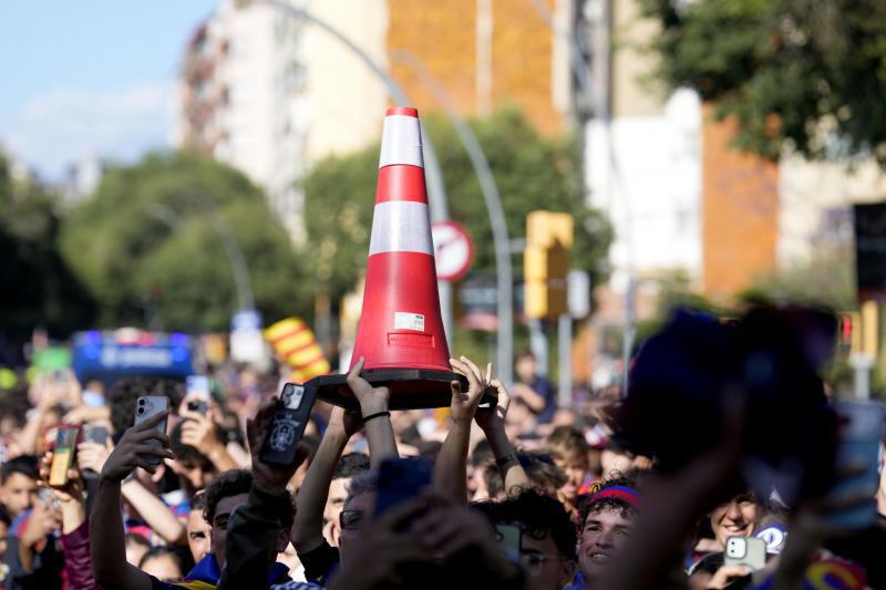 Burla a Vinicius y Real Madrid: Así fue la celebración de Barcelona junto a su afición