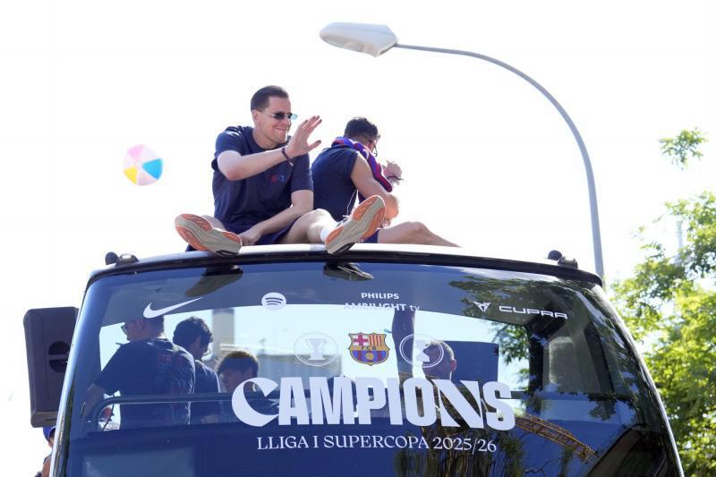 Burla a Vinicius y Real Madrid: Así fue la celebración de Barcelona junto a su afición