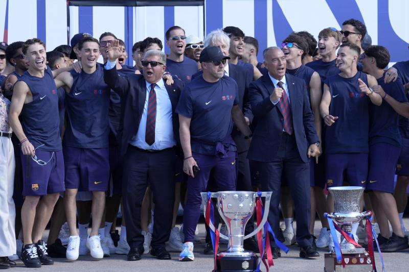 Burla a Vinicius y Real Madrid: Así fue la celebración de Barcelona junto a su afición