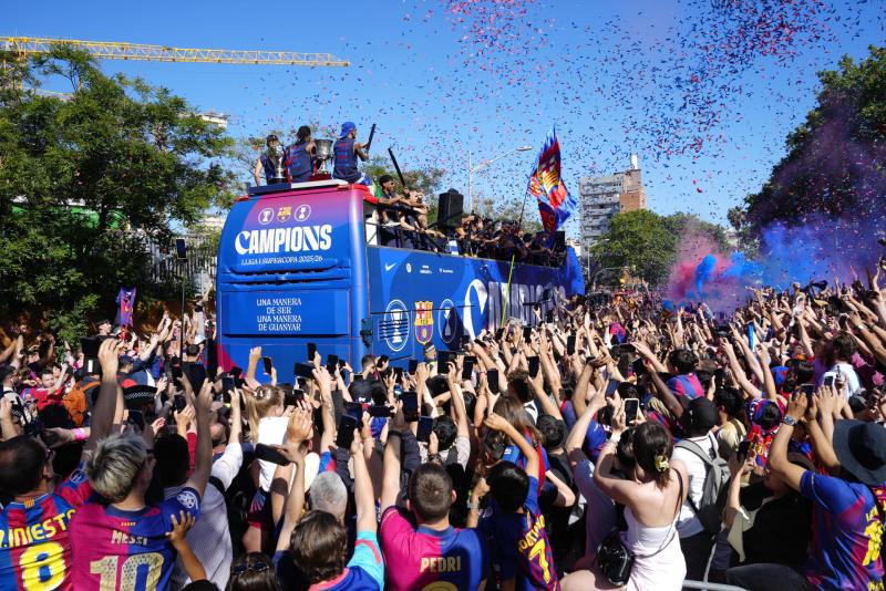 Burla a Vinicius y Real Madrid: Así fue la celebración de Barcelona junto a su afición