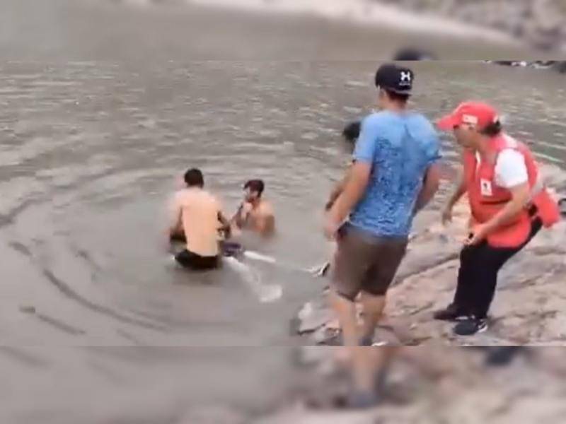 Momento en que sacaban del agua a Carlos Efraín Cruz.