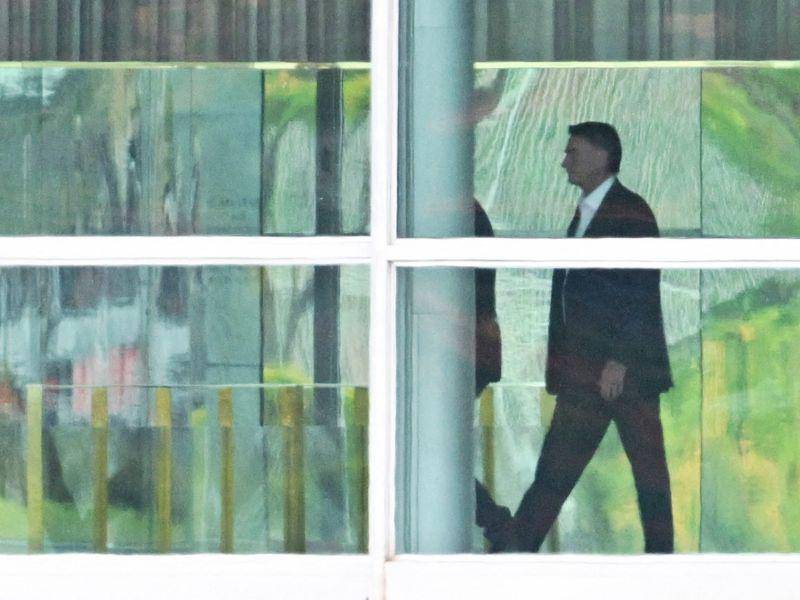 El presidente brasileño, Jair Bolsonaro, camina en el Palacio Alvorada en Brasilia, el 31 de octubre de 2022, un día después de la segunda vuelta de las elecciones presidenciales.