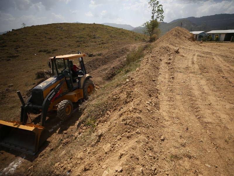 En Macuelizo, Santa Bárbara, por presiones del padre Serrano el gobierno retomó las obras.
