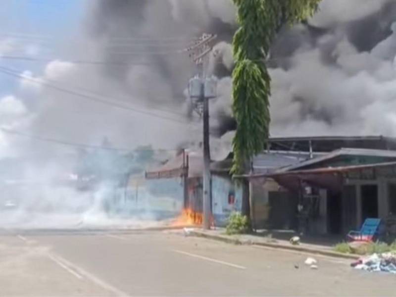 Fuerte incendio en bodega del barrio Medina de San Pedro Sula; amenaza locales y viviendas