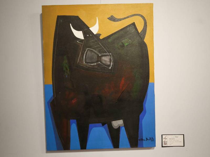 Entre fondos con colores vivos y trazos negros marcados, el artista navega por una paleta diversa.