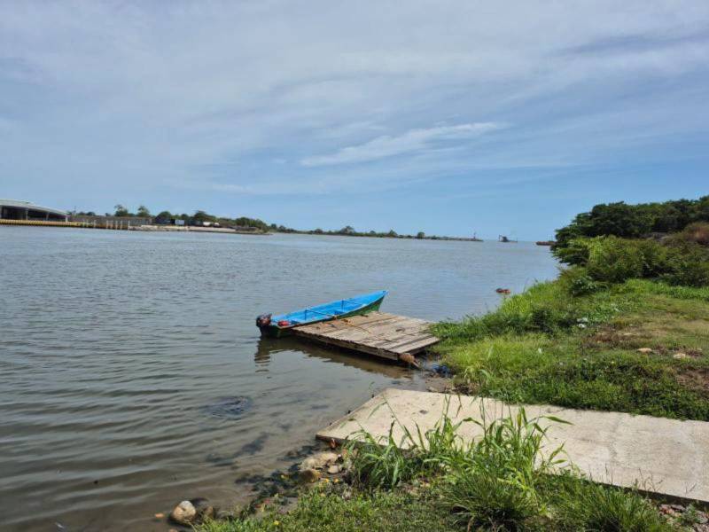 El Puerto Satuyé Próspera La Ceiba se edificará en en este punto de la laguna y la bocana del mar, frente al muelle de cabotaje.