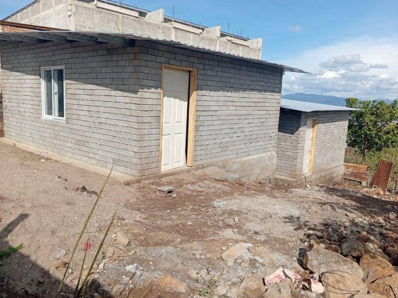 Hermanas agradecen apoyo tras recibir viviendas dignas en la colonia Santa Clara.