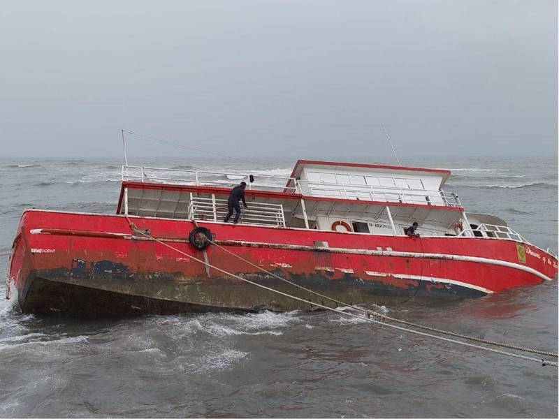 El bote carguero “Dreams Of The Seas” frente a las costas de La Ceiba.