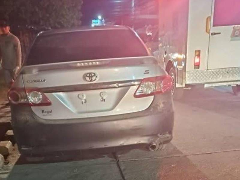 El vehículo, un Corolla gris, se encontraba estacionado en la cuarta avenida del barrio El Centro.