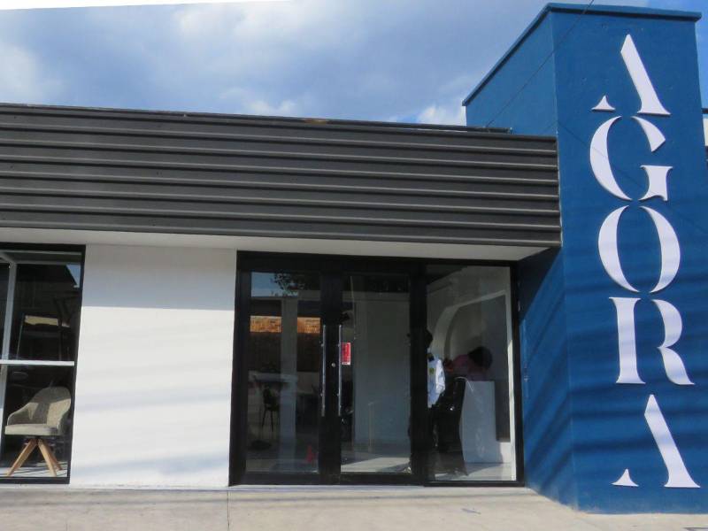 En la calle principal de la colonia Miramonte de esta ciudad capital se encuentra Agora Furniture.