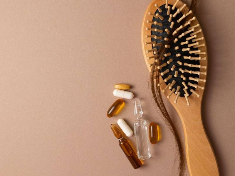 Antes de tomar cualquier suplemento para la caída de cabello conviene hacerse un examen de sangre, porque condiciones como el efluvio telógeno, la alopecia androgenética o la alopecia areata tienen causas distintas, y un suplemento pensado para una deficiencia nutricional no sirve de nada si el origen de la caída es hormonal o genético.