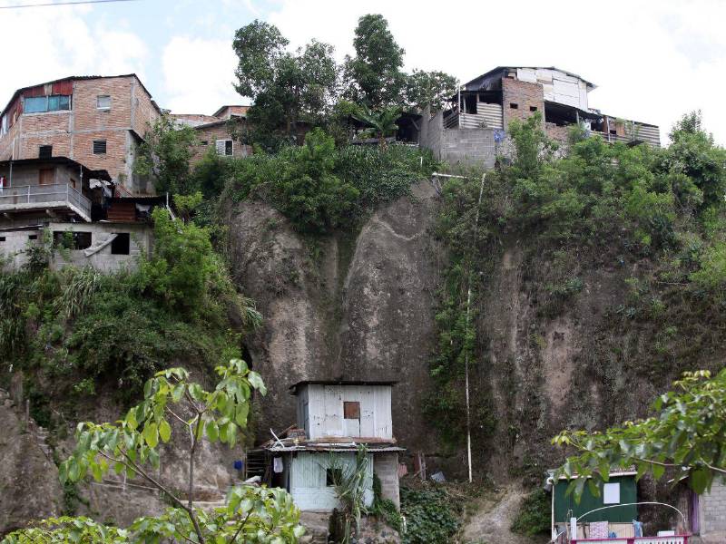 Algunas viviendas son construidas en las riveras del rio San José. La necesidad de una casa obliga a familias a construir en esta zonas.