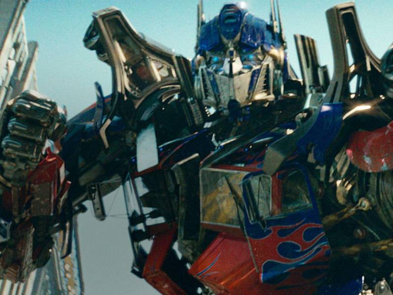 Paramount no ha revelado mayores detalles sobre la renovación de Transformers. Se sabe que Michael Bay estaría dispuesto a regresar como director, pero aún no hay confirmación oficial.