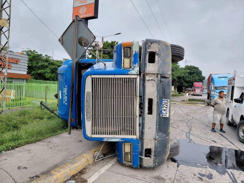 Una mujer falleció trágicamente en horas de la mañana de este viernes 02 de enero tras ser aplastada por el contenedor de una rastra que volcó en el bulevar del Este, a la altura del desvío hacia Lomas del Carmen, en una parada de autobuses, según informes preliminares.