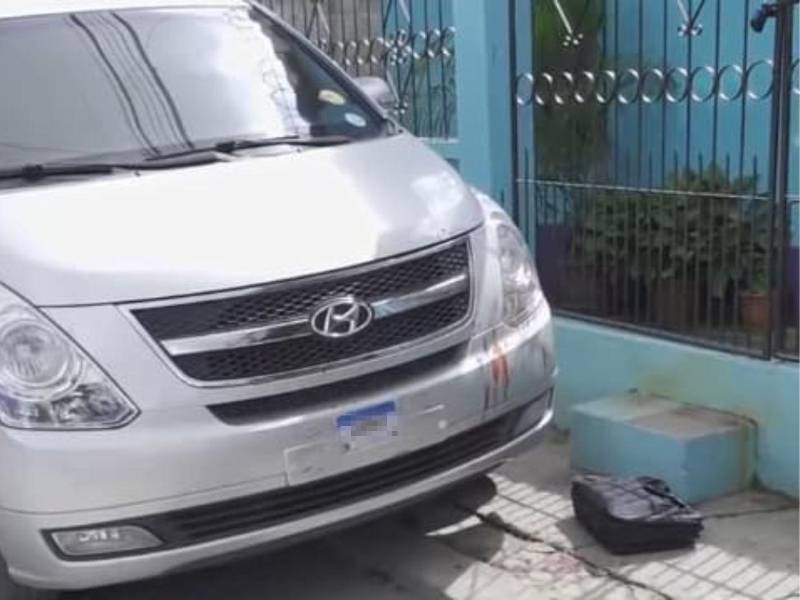 En la parte frontal del vehículo quedaron las manchas de sangre del fallecido.