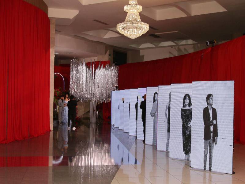 A los costados del pasillo hubo pantallas LED que proyectaban imágenes de cada senior, componiendo un recorrido visual de su último año escolar.