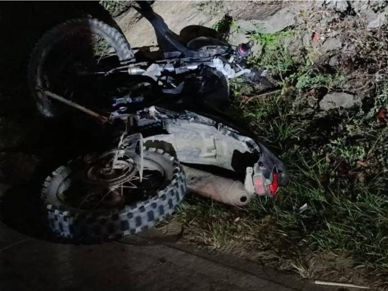 Así quedó la motocicleta luego de que sus conductores se accidentarán.
