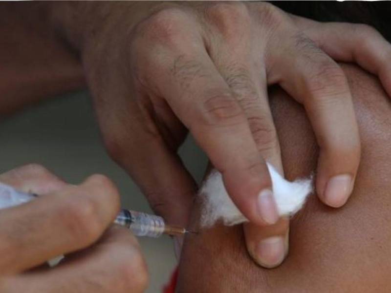La Secretaría de Salud reiteró el llamado a padres y madres de familia para vacunar a los niños contra el sarampión desde los seis meses de edad y completar el esquema de inmunización.