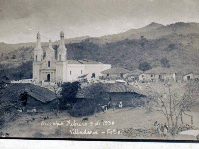 La pequeña y elegante ermita de la virgen de Suyapa, con el entorno de la aldea de Suyapa, un paisaje para aquel entonces campestre en las afueras de Tegucigalpa, en 1930.