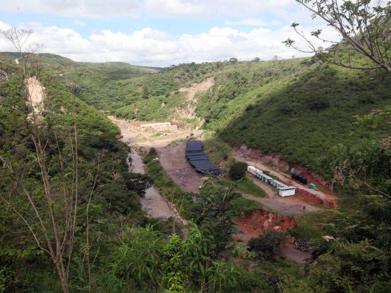 Los trabajos de la represa San José quedaron abandonados desde noviembre del 2024, cuando el personal fue despedido por la falta de pago.