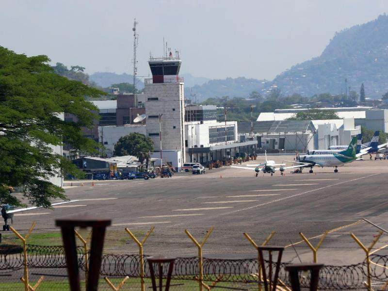 La Secretaría de Infraestructura y Transporte señala que el contrato con Palmerola impide operaciones internacionales en Toncontín, que seguirá como terminal nacional.
