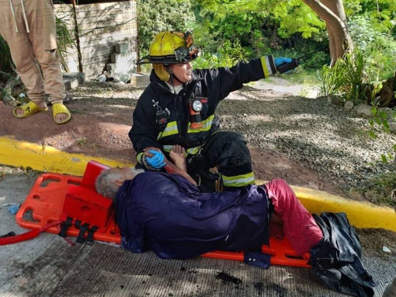 El rescate de un adulto mayor durante el incendio de una vivienda. mientras Mdrid realizaba la operación solicitaba también apoyo y pedía que la ambulancia llegara con rapidez para atender la emergencia.