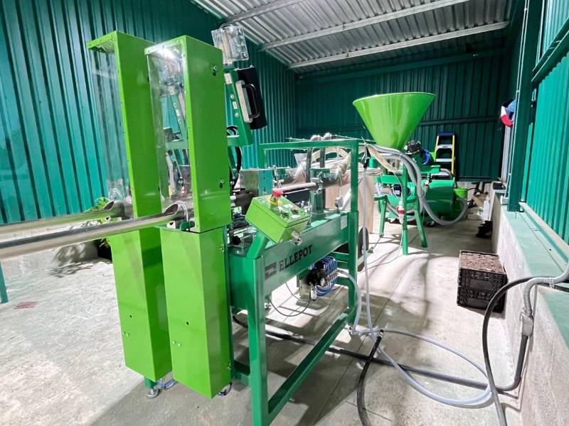 La tecnología automatizada consiste en producción de plantas con envases biodegradables.