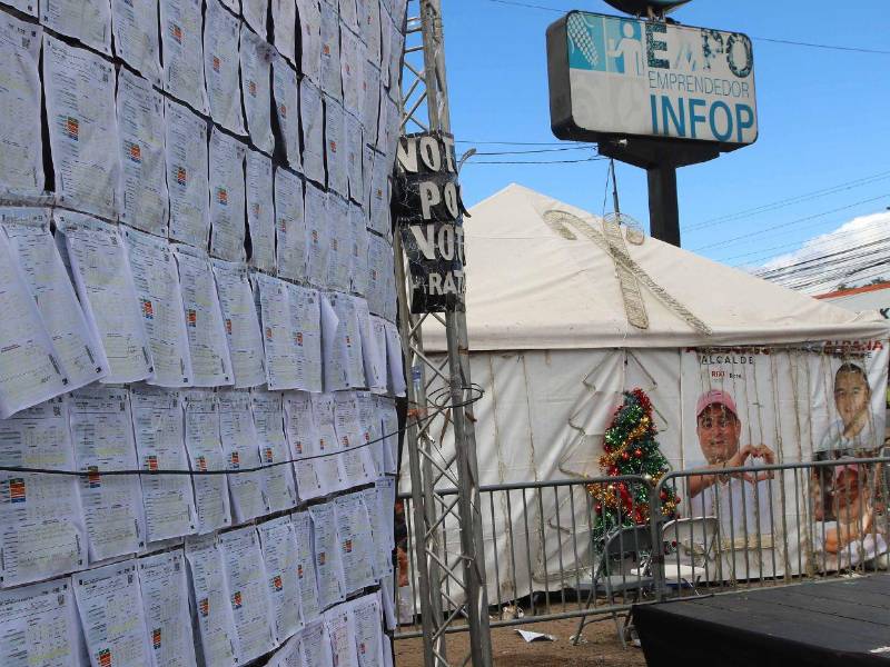 Mientras reclama su victoria electoral, el alcalde capitalino es cuestionado por priorizar la política sobre la administración municipal.