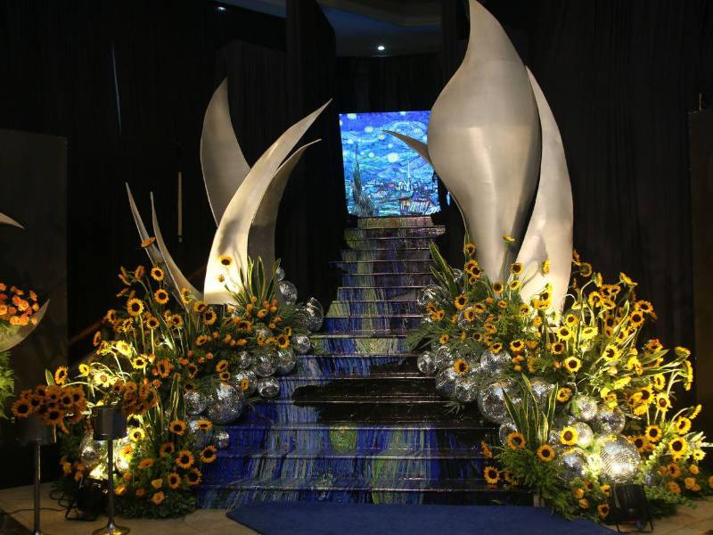 La pintura se vio reflejada en cada detalle de la decoración del evento, los girasoles contrastaban con la obra y también representaban otras de las creaciones del pintor.