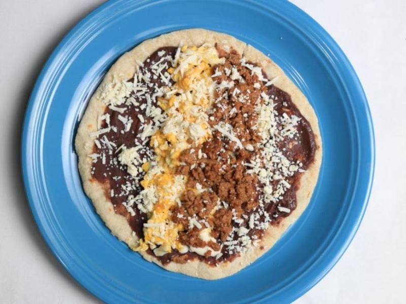 Receta de Baleada con chorizo ​​suelto, huevo picado y queso.