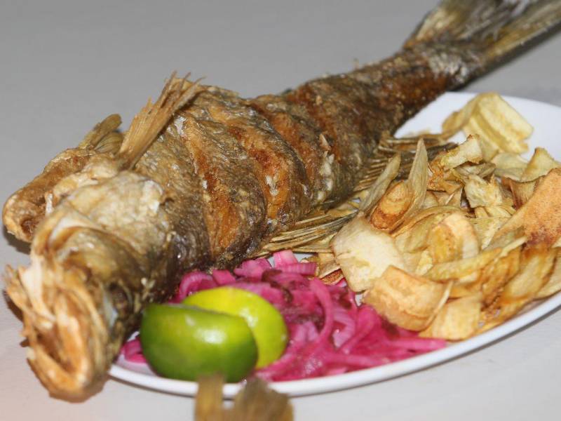 En la zona sur se disfruta del delicioso pescado frito, acompañado de tajadas de mínimo verde y encurtido.