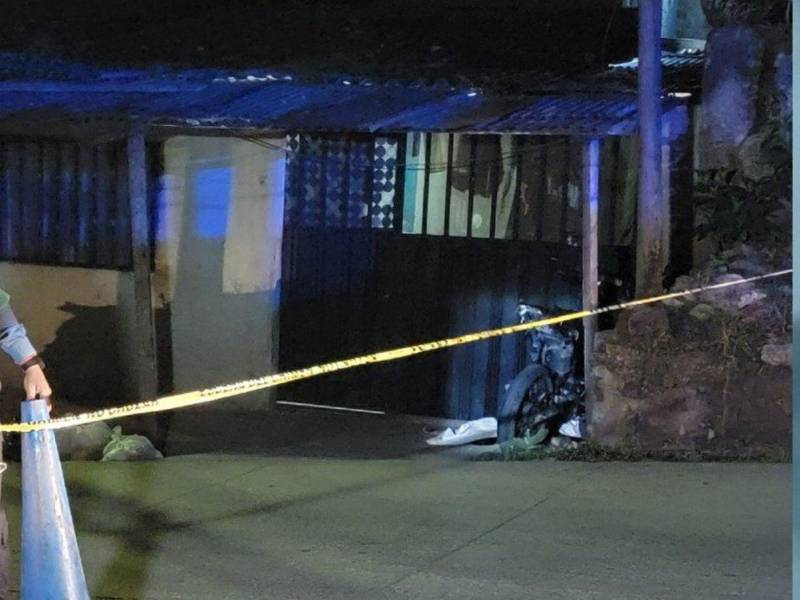 El cuerpo de Walter Alexander Triminio Vásquez quedó tendido en el suelo afuera de su casa.