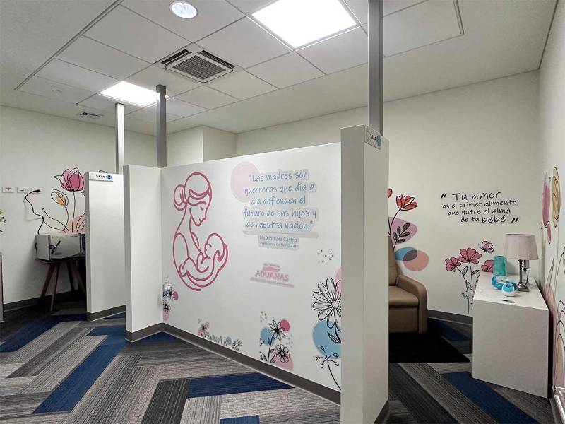 El ambiente de las salas fue diseñado para ser acogedor y relajante, incluyendo un parlante Bluetooth para uso de las madres lactantes.