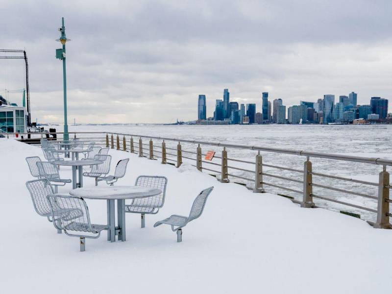 La ola de frío que acompaña a la tormenta mantiene este martes las temperaturas por debajo de cero en buena parte del país.