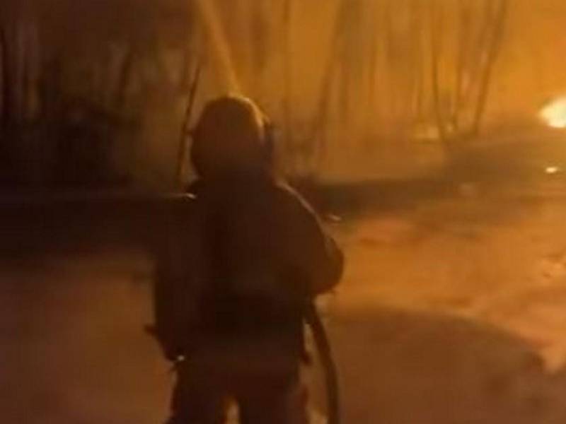 Fuerte incendio se registra en complejo turístico de Roatán