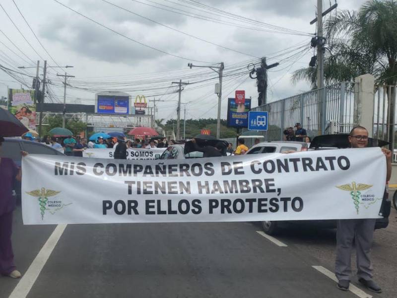 En lo que va de este año los médicos en reiteradas ocasiones han protestado debido a la falta de pago de varios de sus compañeros.