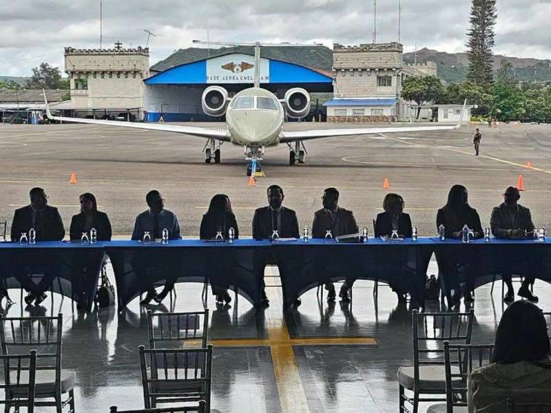 Fotografia en la subasta del avion presidencial el 10 de julio de 2026.