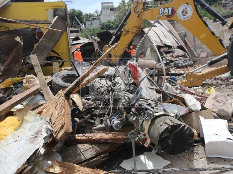 La estela de luto y dolor no es la único que dejó el aparatoso volcamiento de una volqueta en la salida a oriente de la capital, a la altura de la colonia Villa Nueva. La escena de la tragedia parece sacada de una película de guerra, con destrozos totales por todos lados.
