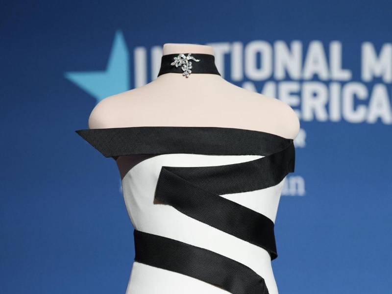 El traje sin tirantes de crepé de seda marfil, rematado con gazar de seda negra, fue diseñado por el franco-estadounidense Hervé Pierre.