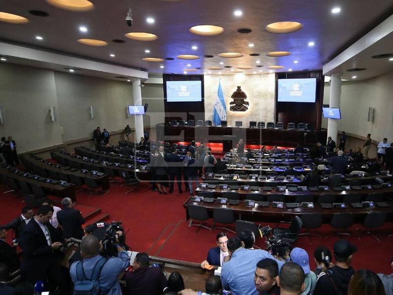 La sesión se reanudó pasadas las 3 de la tarde luego de que se pospuso por cuatro horas.