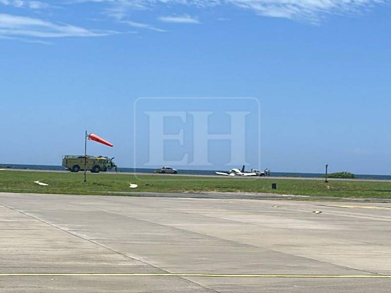 La aeronave quedó a un lado de la pista de aterrizaje sin caer al mar.