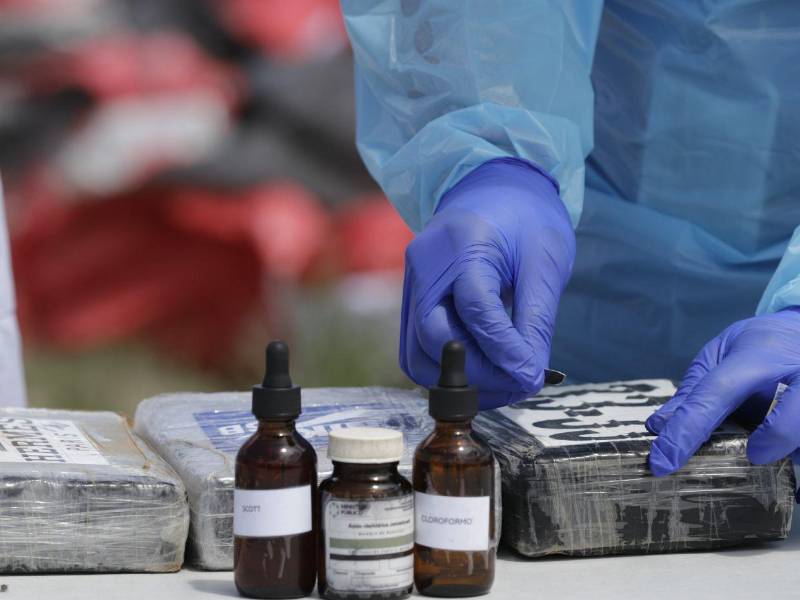 Agentes de la DLCN afirmaron que las organizaciones criminales han corrompido a funcionarios para dejar ingresar sustancias ilícitas.