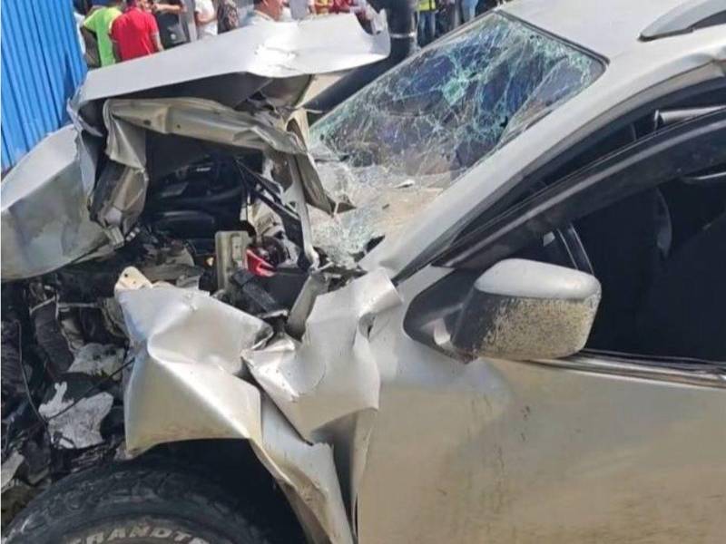 Escena donde quedó uno de los vehículos más afectados tras el impacto.