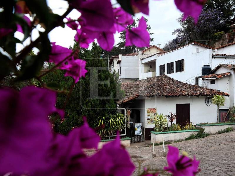 Aproximadamente a unos 13 kilómetros de la capital se encuentra Santa Lucía, un rincón pintoresco que parece como si estuviera detenido en el tiempo y que se erige como uno de los municipios más antiguos y pintorescos del país. A continuación algunas fotografías captadas por la lente de EL HERALDO que invitan a visitar este lugar que se ha convertido en un refugio para muchos capitalinos cada fin de semana.