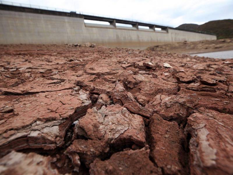Los capitalinos proponen aprovechar los bajos niveles de las represas para retirar lodo y sedimentos, pero la Alcaldía advierte que hacerlo ahora podría afectar la calidad del agua.