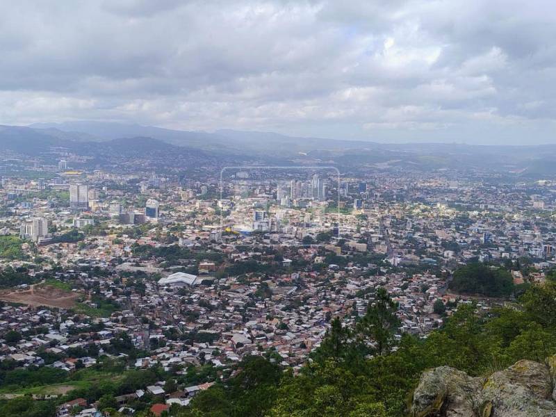 Aunque la mañana de este jueves 25 de junio estará marcada por condiciones mayormente secas en gran parte de Honduras, el panorama cambiará con el avance de las horas debido al ingreso de una onda tropical que favorecerá la formación de lluvias en varias regiones del país.